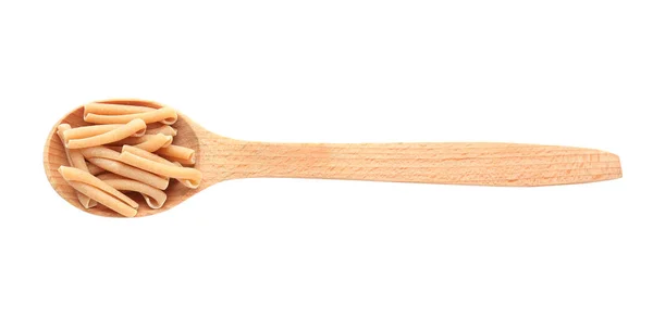 Drewnianą łyżką z surowego makaronu na białym tle — Zdjęcie stockowe