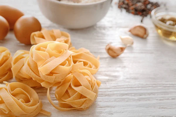 Неприготовленные макароны на кухонном столе — стоковое фото