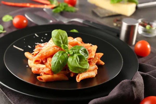 Placa de pasta sabrosa con salsa de tomate en la mesa — Foto de Stock