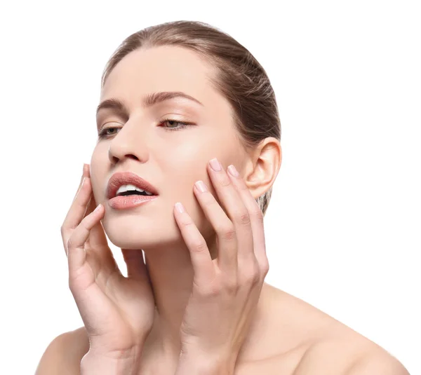 Hermosa joven con maquillaje natural sobre fondo blanco — Foto de Stock