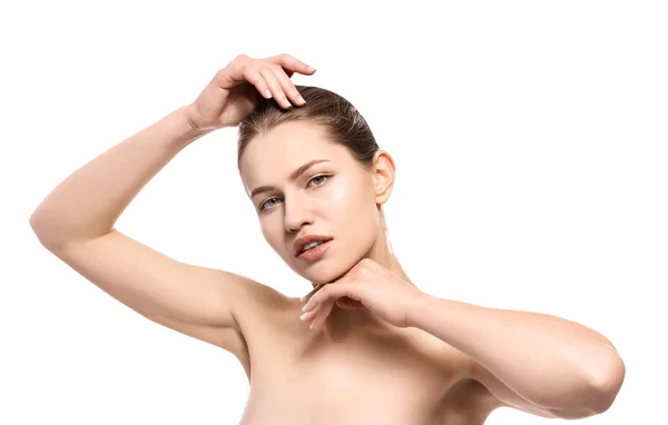 Hermosa joven con maquillaje natural sobre fondo blanco — Foto de Stock