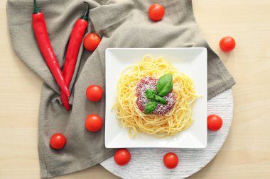 Tabak spagetti ve masada sos ile. Lezzetli makarna tarifleri