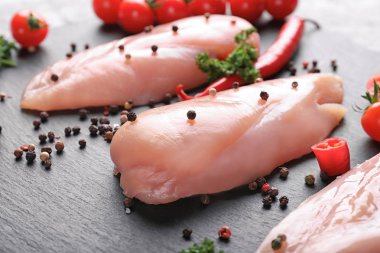 Kayrak plaka, tatlı baharatlar ile çiğ tavuk fileto