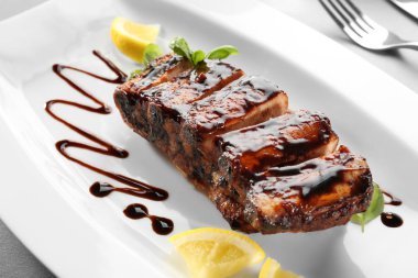 Plaka üzerinde soslu lezzetli ızgara kaburga