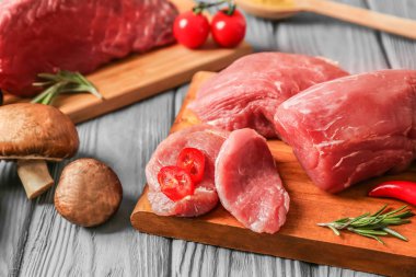 Taze domuz eti bonfile gri tablo ile kurulu