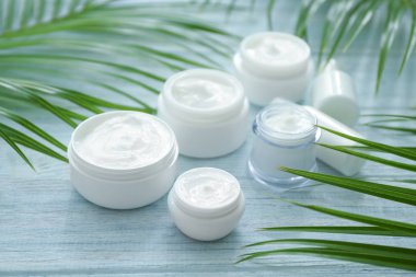 Bitkisel Kozmetik ayıklamak ve tropikal Beyaz ahşap arka plan üzerinde bırakır