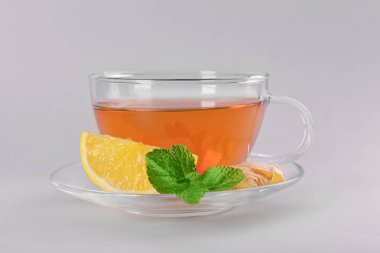 Sıcak limonlu çay zencefil gri arka plan üzerinde ile