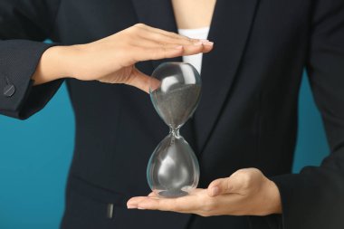 Kadın holding kum saati, portre. Zaman yönetimi kavramı