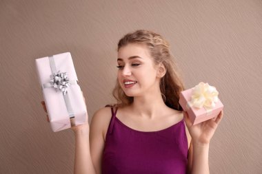 Hediye kutuları renk arka plan üzerinde olan güzel kadın