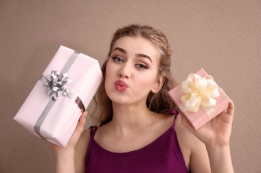 Hediye kutuları renk arka plan üzerinde olan güzel kadın