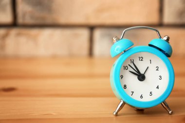 Ahşap masa çalar saat. Zaman yönetimi kavramı