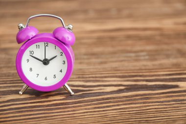 Ahşap masa çalar saat. Zaman yönetimi kavramı