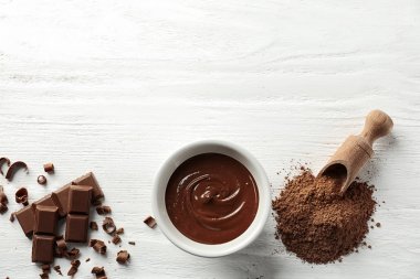 Ahşap arka plan üzerinde lezzetli çikolata ile düz yatıyordu kompozisyon