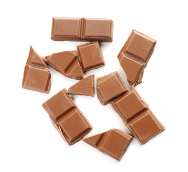 beyaz zemin üzerine sütlü çikolata parçaları