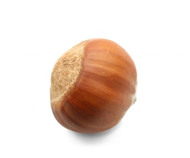 Beyaz zemin üzerine lezzetli fındık