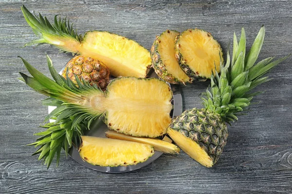 Snijd rijpe ananas op houten achtergrond — Stockfoto