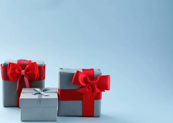Elegantes cajas de regalo sobre fondo claro — Foto de Stock