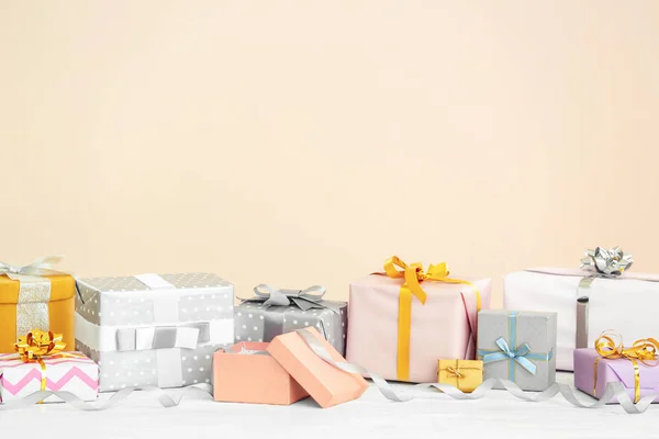 Elegantes cajas de regalo sobre la mesa sobre fondo claro —  Fotos de Stock