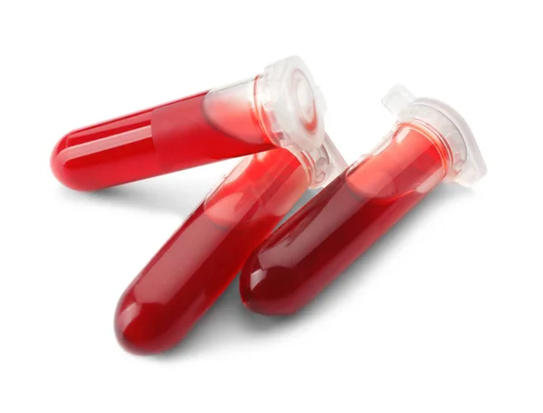 Reagenzgläser mit Blutproben auf weißem Hintergrund — Stockfoto