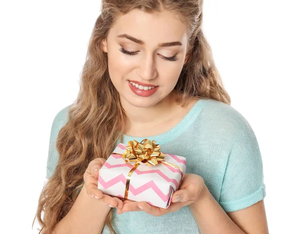 Hermosa mujer joven con caja de regalo sobre fondo blanco — Foto de Stock