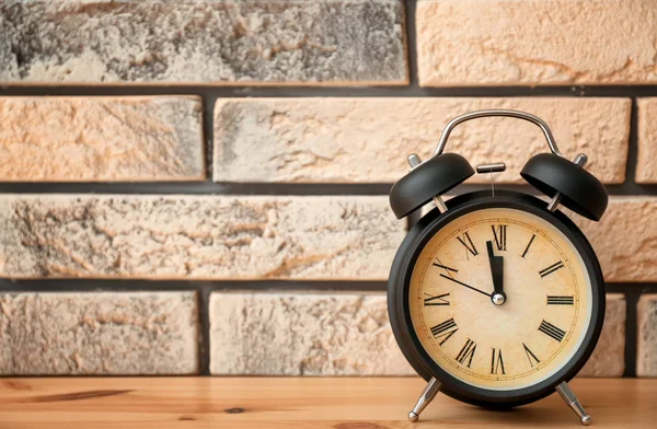 Reloj despertador en mesa de madera. Concepto de gestión del tiempo — Foto de Stock
