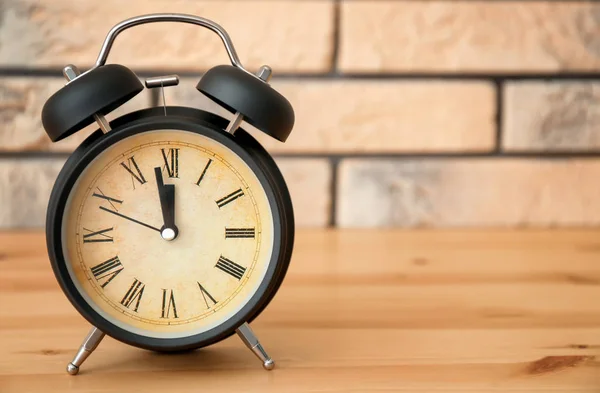Wekker op houten tafel. Time management concept — Stockfoto