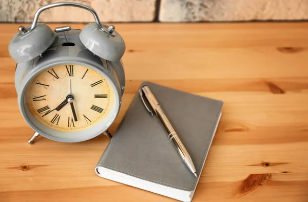 Reloj despertador y portátil sobre mesa de madera. Concepto de gestión del tiempo —  Fotos de Stock