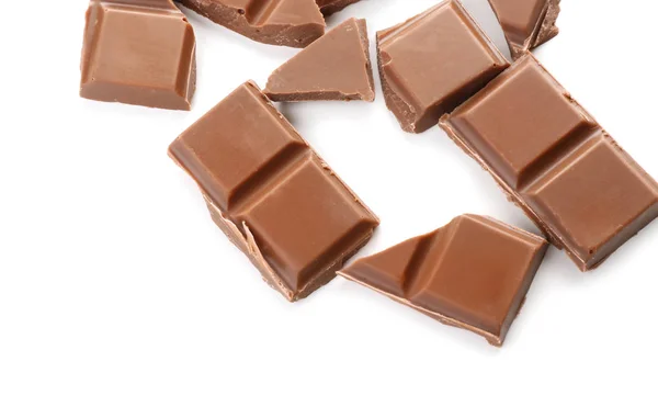 Pedaços de chocolate com leite sobre fundo branco — Fotografia de Stock
