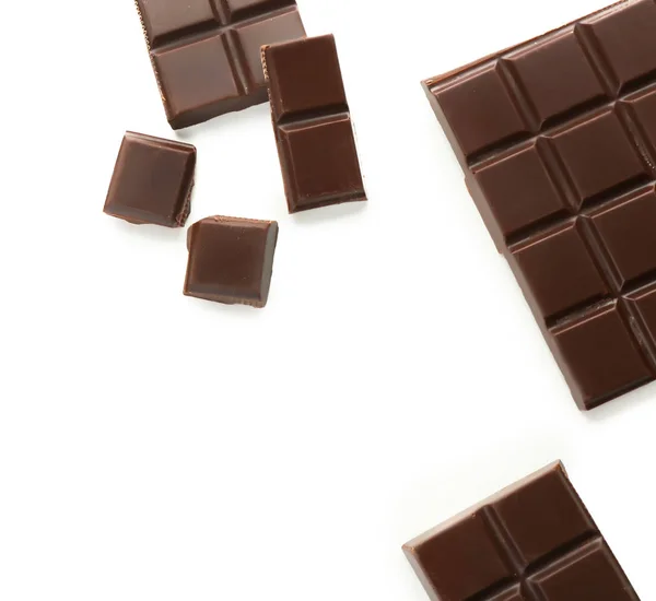 Stücke dunkler Schokolade auf weißem Hintergrund — Stockfoto