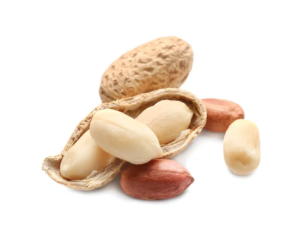 Amendoins saborosos no fundo branco — Fotografia de Stock
