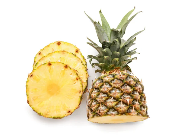 Plasterki świeżego ananasa na białym tle — Zdjęcie stockowe