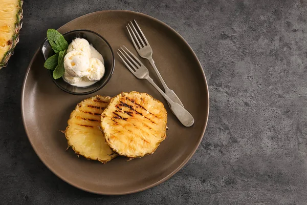 Grilled pineapple slices and ice cream on table — Stock Photo, Image