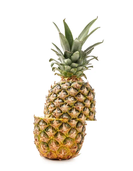 Moitiés d'ananas frais sur fond blanc Photos De Stock Libres De Droits