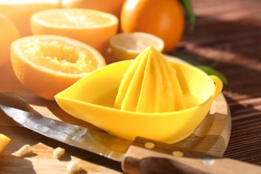 Tablo üzerinde olgunlaşmış meyve ve narenciye sıkacağı