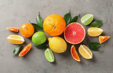 Gri arka plan üzerinde olgunlaşmış narenciye meyve