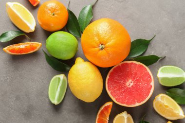 Gri arka plan üzerinde olgunlaşmış narenciye meyve