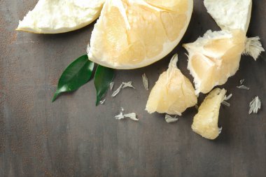 Olgun pomelo gri arka plan üzerinde. Taze narenciye meyve