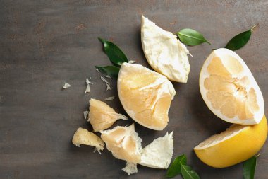 Olgun pomelo gri arka plan üzerinde. Taze narenciye meyve