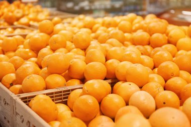 Birçok olgun portakal market sayaçta plastik kasalar içinde. Narenciye meyve