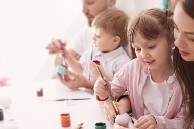 Aile tablo Easter eggs masada birlikte