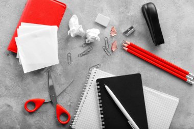 Çalışma alanı ile Kırtasiye masada. Üstten Görünüm