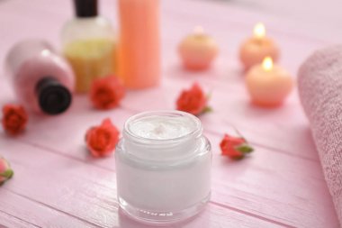 Ahşap masa üzerinde nemlendirici krem kavanoz