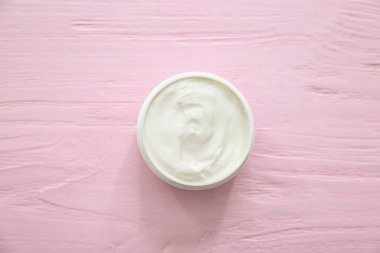 Ahşap masa üzerinde nemlendirici krem kavanoz