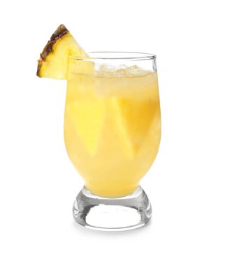 Beyaz zemin üzerine lezzetli taze ananas suyu