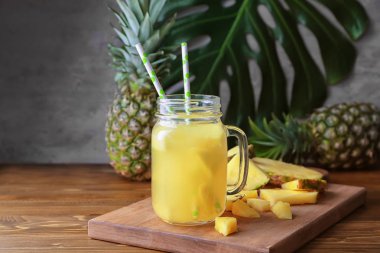 Mason kavanoza ahşap masa lezzetli taze ananas suyu ile