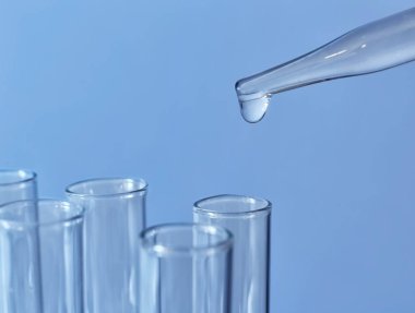 Pipet damlama örnek renk arka plan, closeup test tüp içine