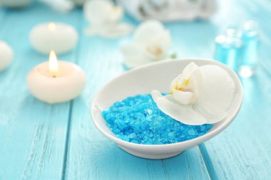 Tablo spa yordamlar için deniz tuzu ile kase