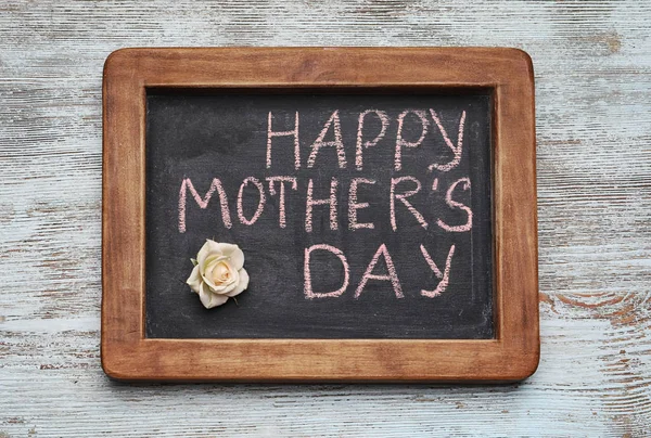 Palatábla szavakkal "Boldog anyák napja" a fából készült háttér — Stock Fotó