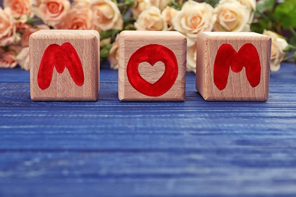 Cubes en bois avec mot MOM sur la table. Salutations pour la fête des mères — Photo