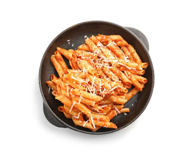 Domates soslu beyaz arka planda, üstten görünüm lezzetli makarna ile pan — Stok fotoğraf